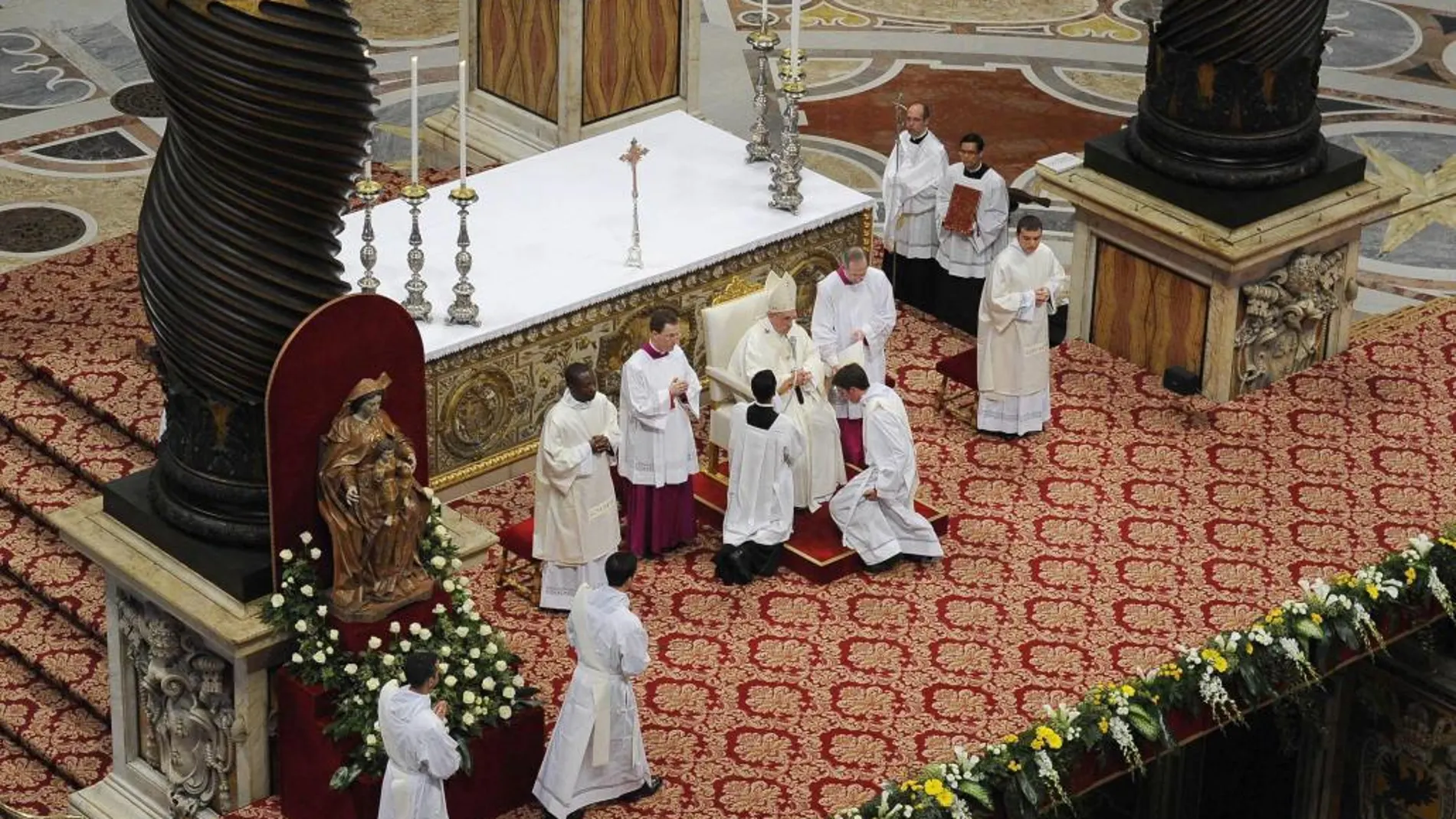 El Papa durante la ordenación de nuevos sacerdotes