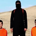 Imagen del vídeo de Estados Islámico con los dos rehenes japonenes