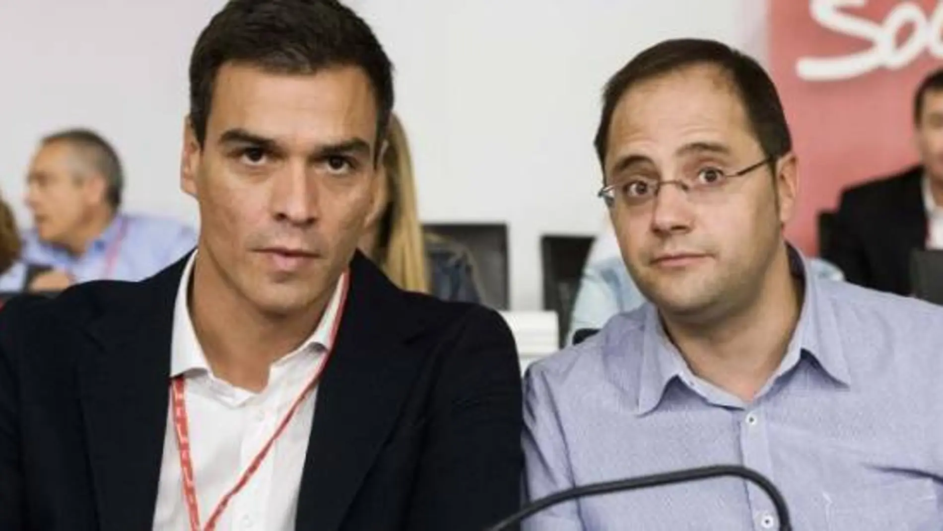 El secretario general del PSOE, Pedro Sánchez (i), junto al secretario de Organización y Acción Electoral del partido, César luena (d).