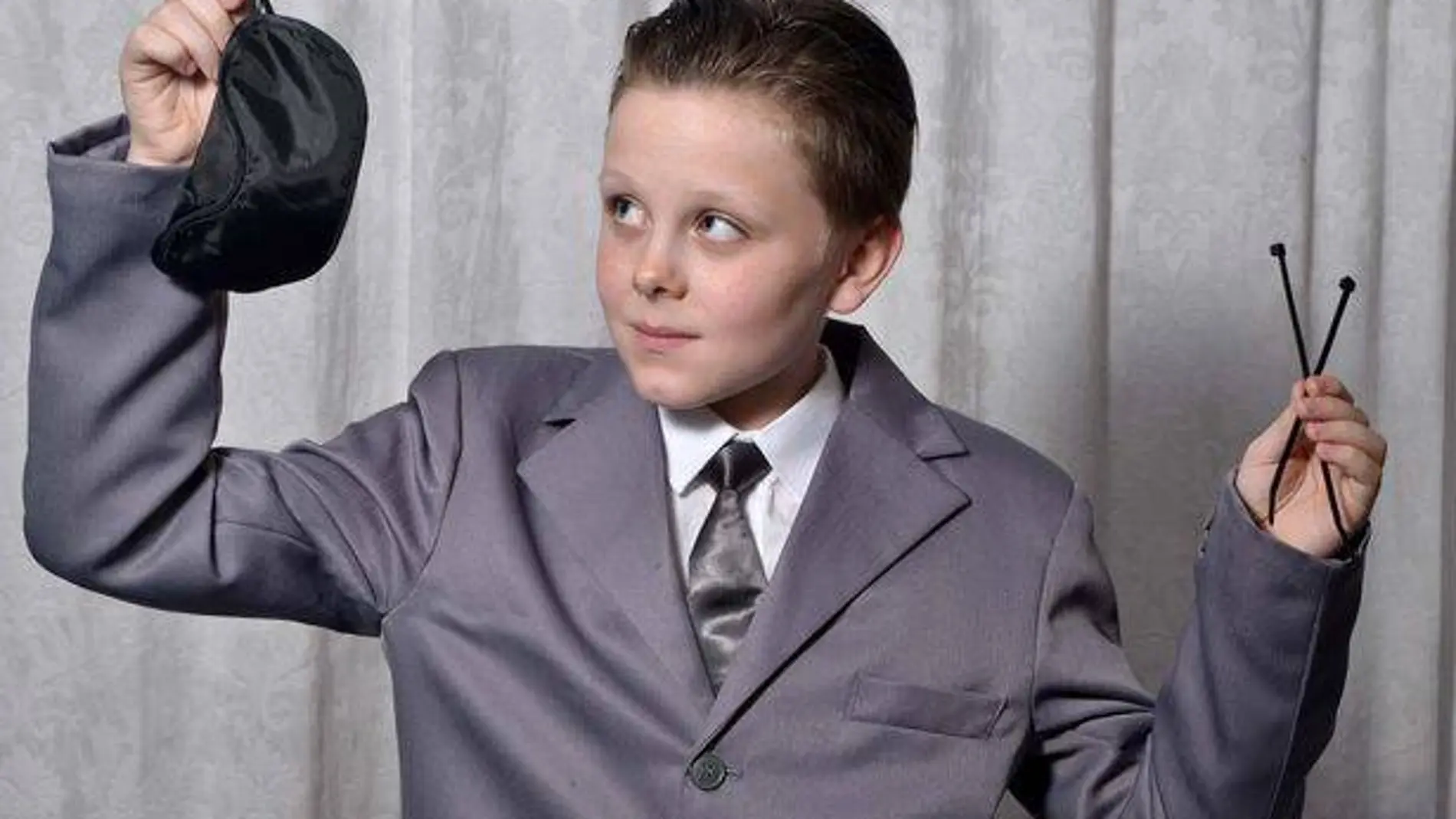 Liam, de 11 años, vestido como el protagonista de "Cincuenta sombras de Grey"