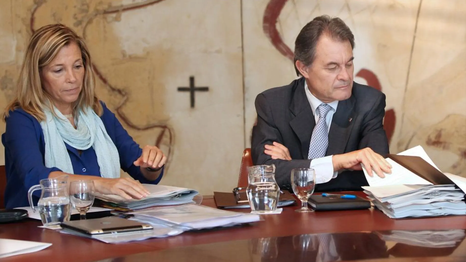 La vicepresidente del gobierno catalán, Joana Ortega, y el presidente de la Generalitat, Artur Mas, el pasado día 15 en la reunión semanal del Govern, tras la renuncia ayer del diputado de CiU Oriol Pujol a su acta de diputado autonómico por su imputación en el caso de las ITV