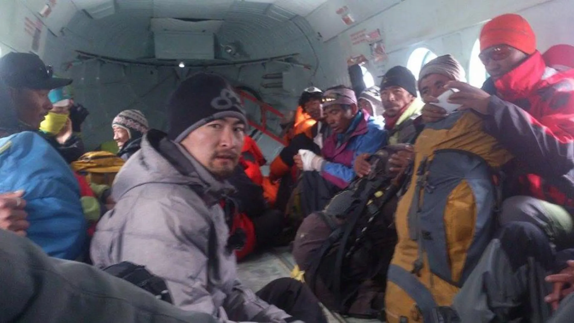 Montañeros y sherpas en un helicóptero en el que fueron restacados