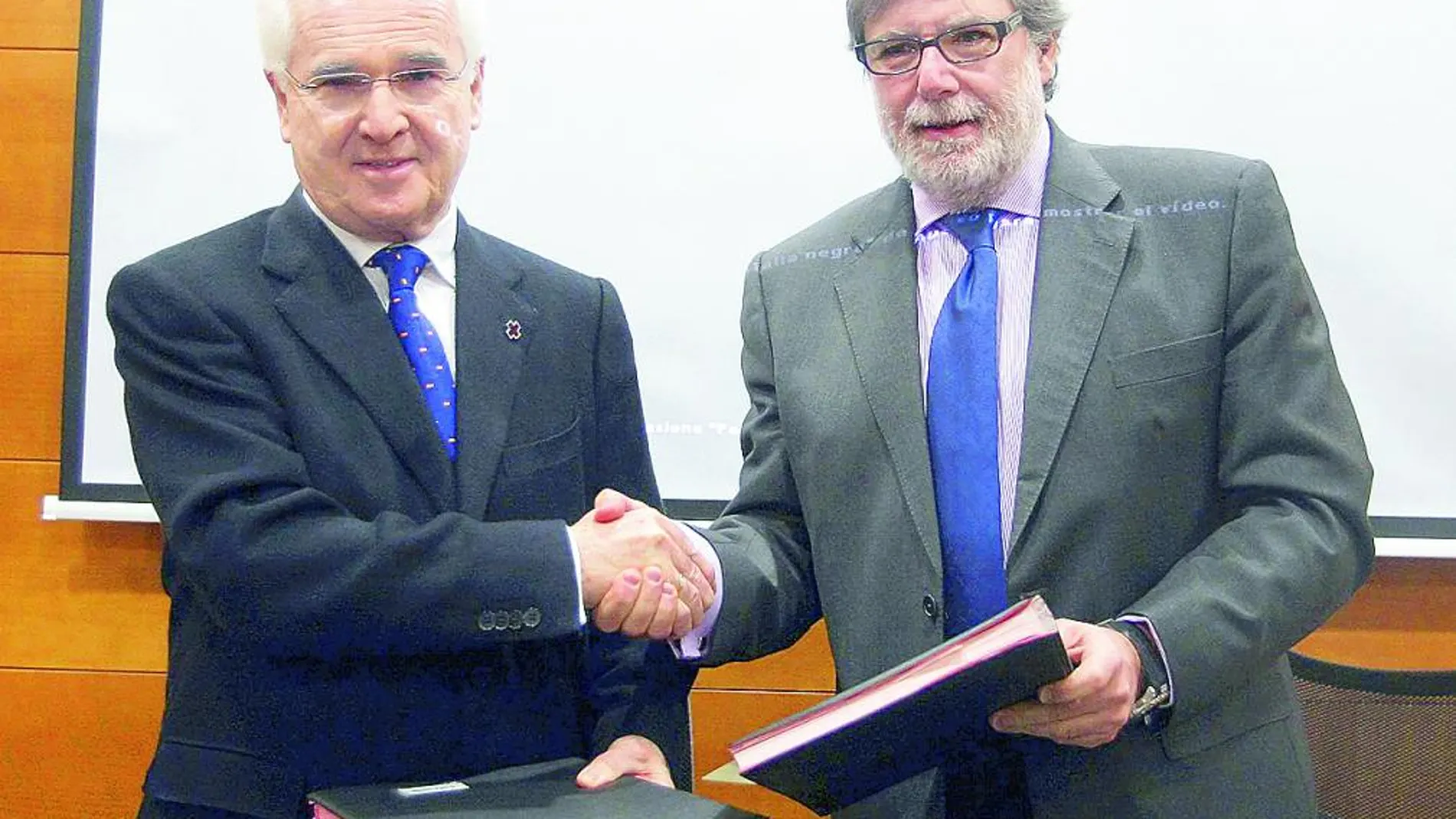 José Varela, presidente de Cruz Roja en Castilla y León, y Santiago Aparicio, de Cecale, firman el acuerdo