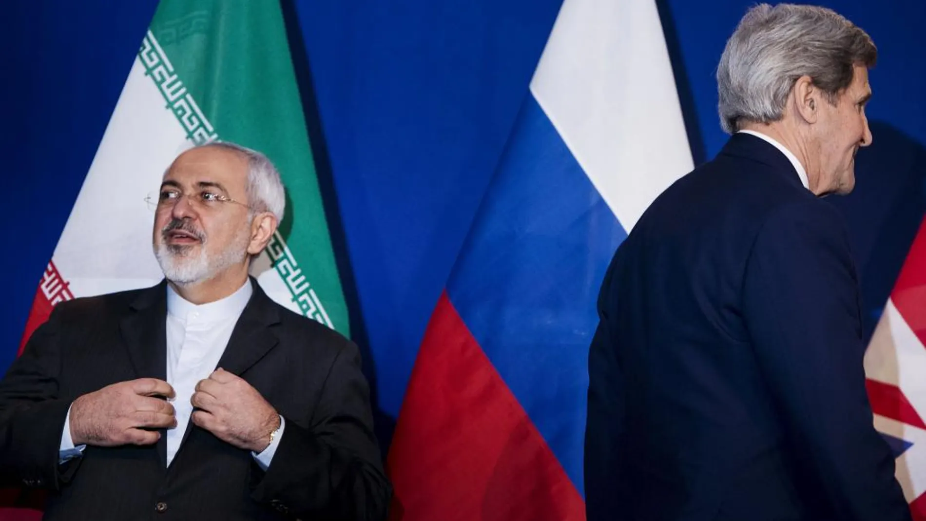 El secretario de Estado de EEUU, John Kerry (derecha) y el ministro de Exteriores de Irán, Mohamed Yavad Zarif, se disponen a una conferencia de prensa