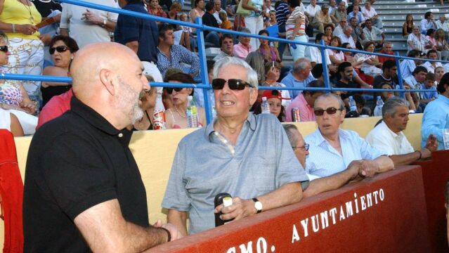 Vargas Llosa, en la plaza de toros de Marbella