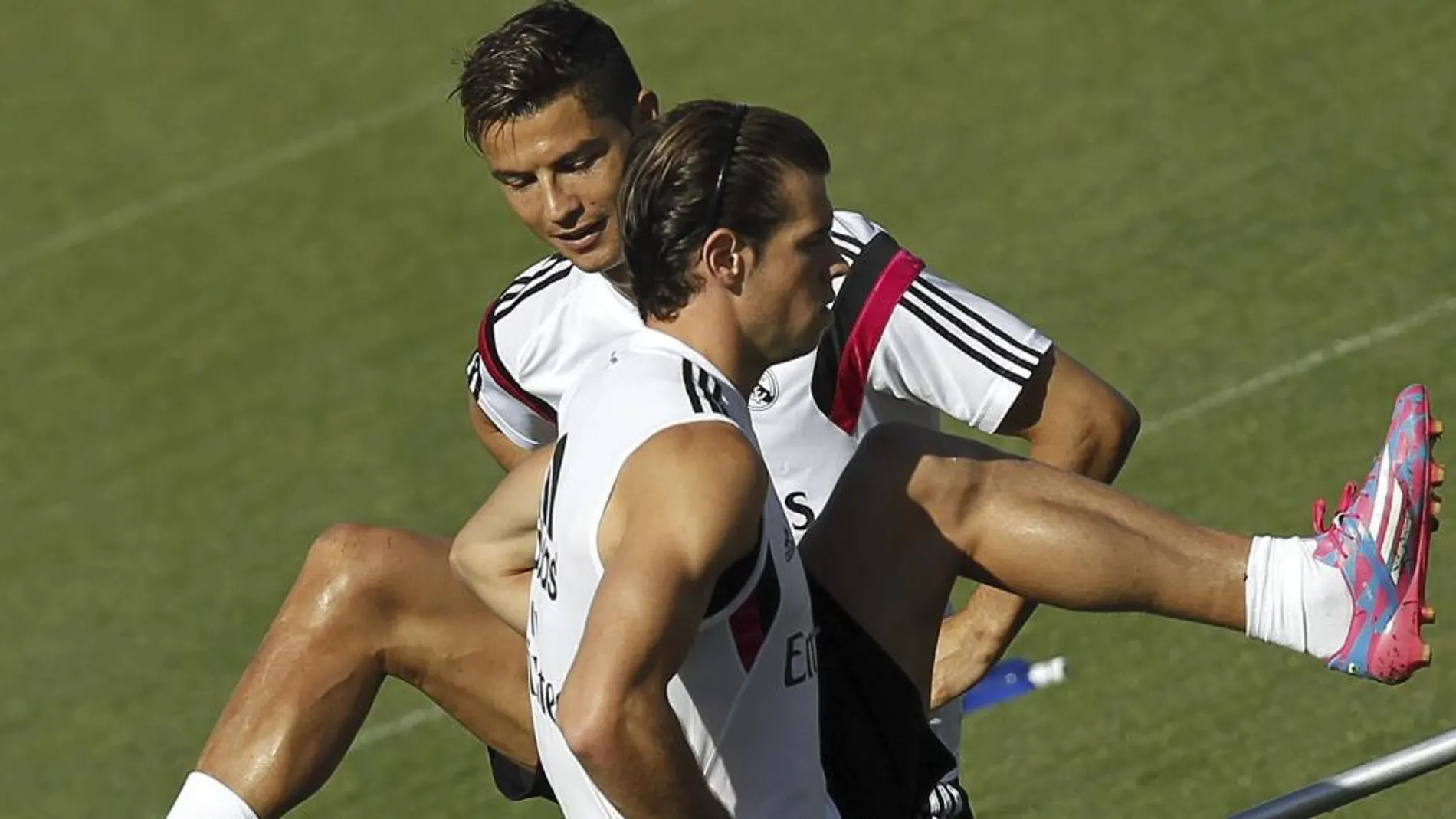 Los jugadores del Real Madrid Cristiano Ronaldo (i), y Gareth Bale (d), en el entrenamiento de esta mañana