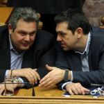 El primer ministro Alexis Tsipras (d) habla con el ministro de defensa y líder del Partido Independiente Panos Kammenos