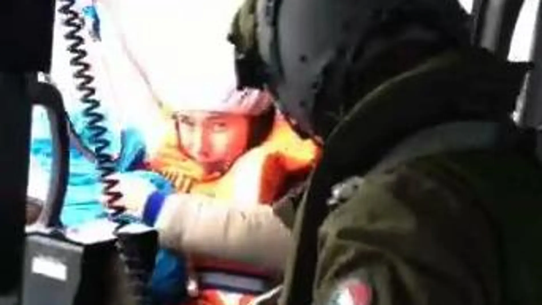 Imagen del rescate de una mujer y su hijo por un helicóptero italiano.