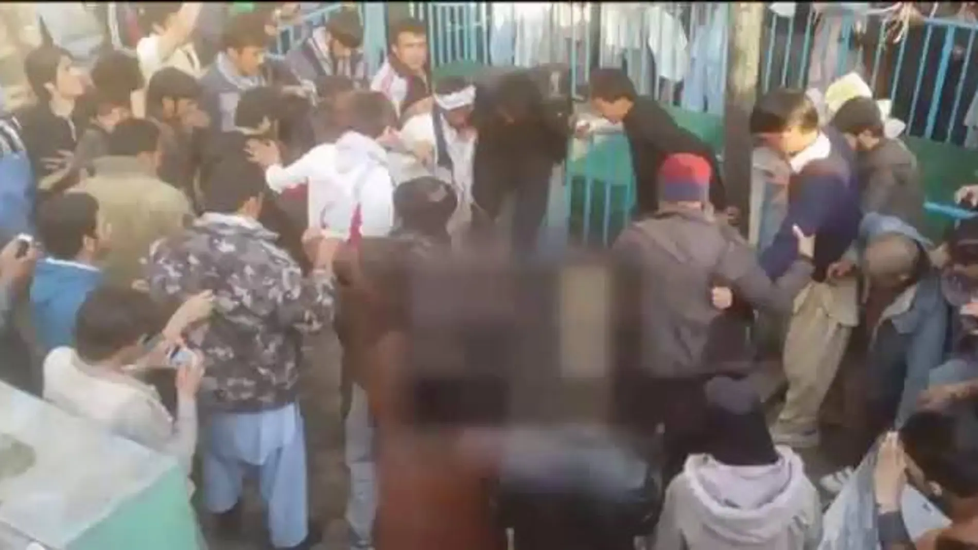 Farkhonda fue linchada y su cadáver quemado y arrojado al río Kabul por una multitud el 19 de marzo.