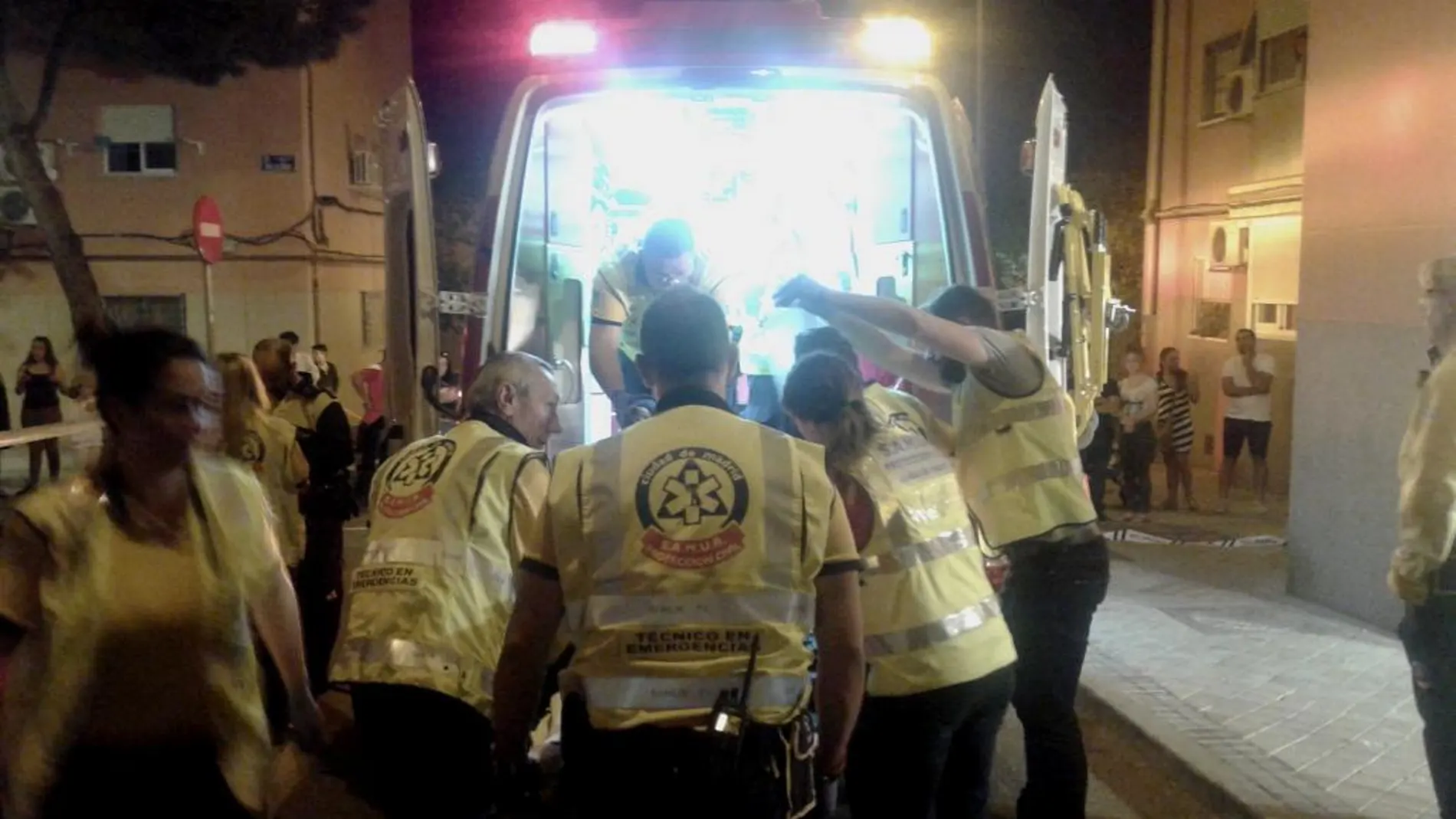 Fotografía facilitada por el Ayuntamiento de Madrid de los efectivos del Samur atendiendo al joven
