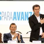 El presidente del PP de Galicia, Alberto Núñez Feijoo (d), acompañado por el líder del PP, Mariano Rajoy (c), y por el secretario general del PP de Galicia, Alfonso Rueda (i)