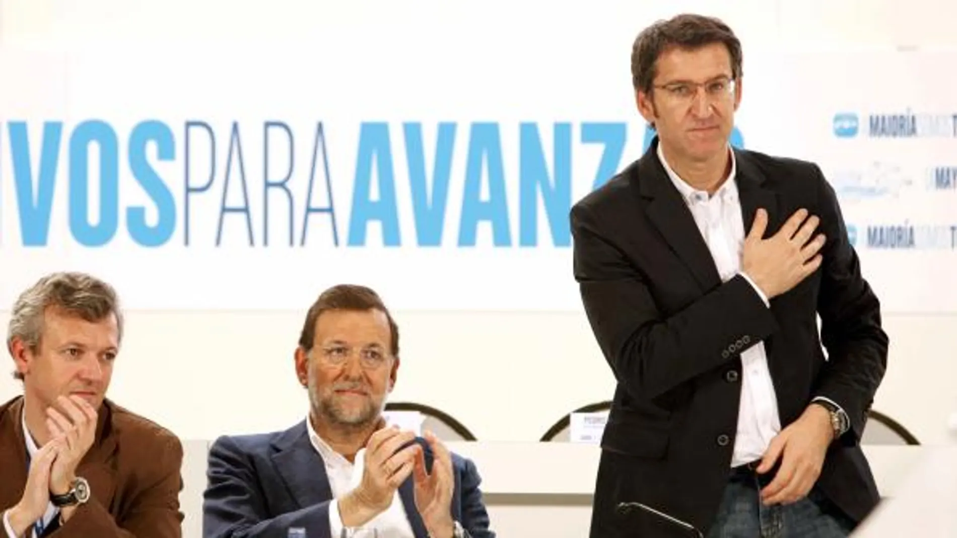 El presidente del PP de Galicia, Alberto Núñez Feijoo (d), acompañado por el líder del PP, Mariano Rajoy (c), y por el secretario general del PP de Galicia, Alfonso Rueda (i)