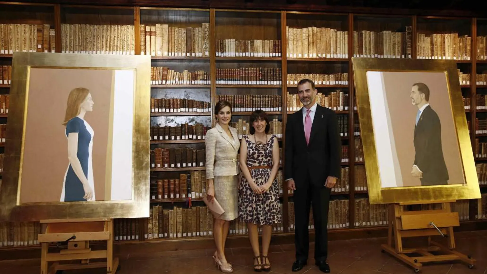 Los Reyes junto a sus retratos oficiales, realizados por la artista pamplonesa Elena Goñi/Efe