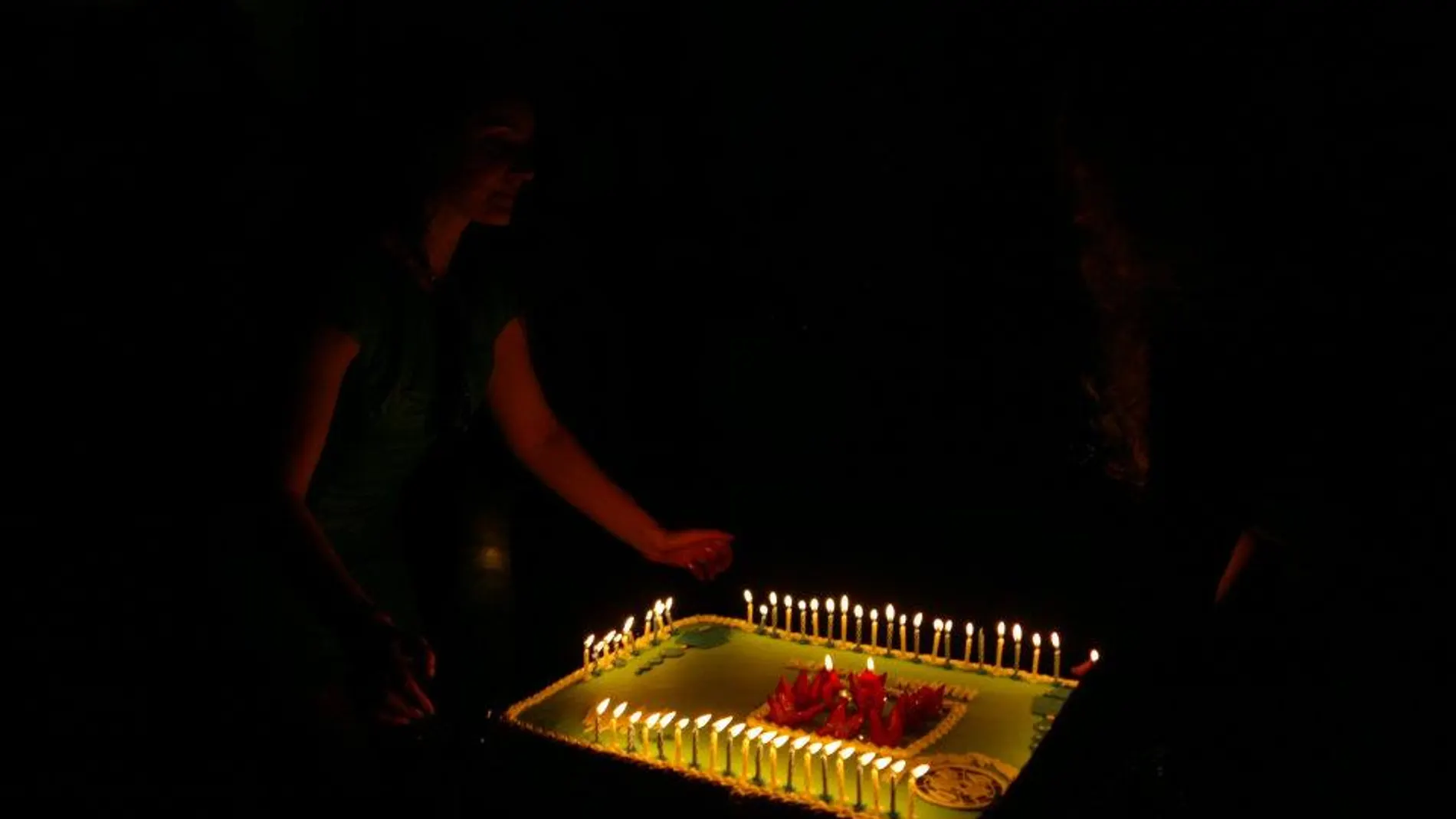 Malala apagando las velas de la tarta el día 10 de diciembre cuando recibió en Oslo el Premio Nobel de la Paz.