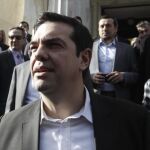 El líder de Syriza, Alexis Tsipras, deja el Parlamento en Atenas hoy tras la convocatoria de elecciones anticipadas.