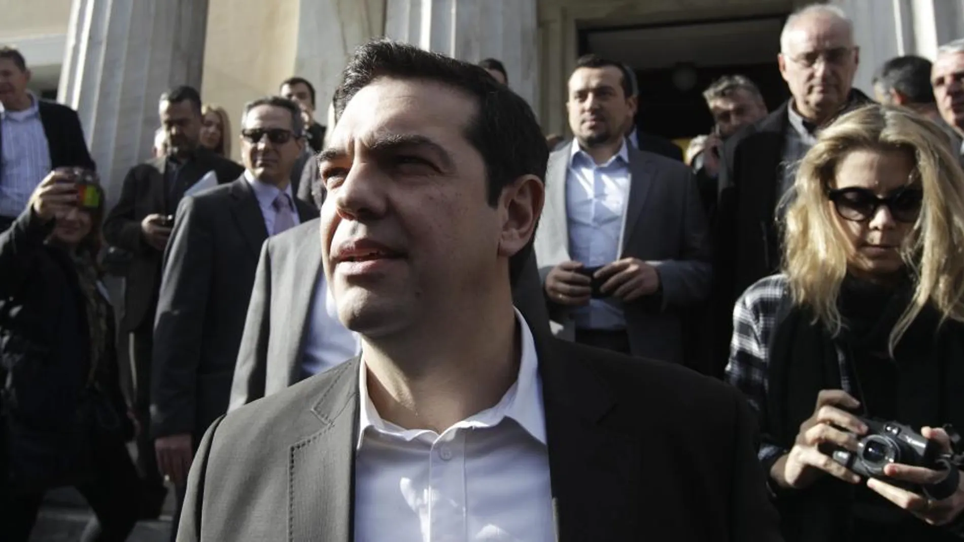 El líder de Syriza, Alexis Tsipras, deja el Parlamento en Atenas hoy tras la convocatoria de elecciones anticipadas.