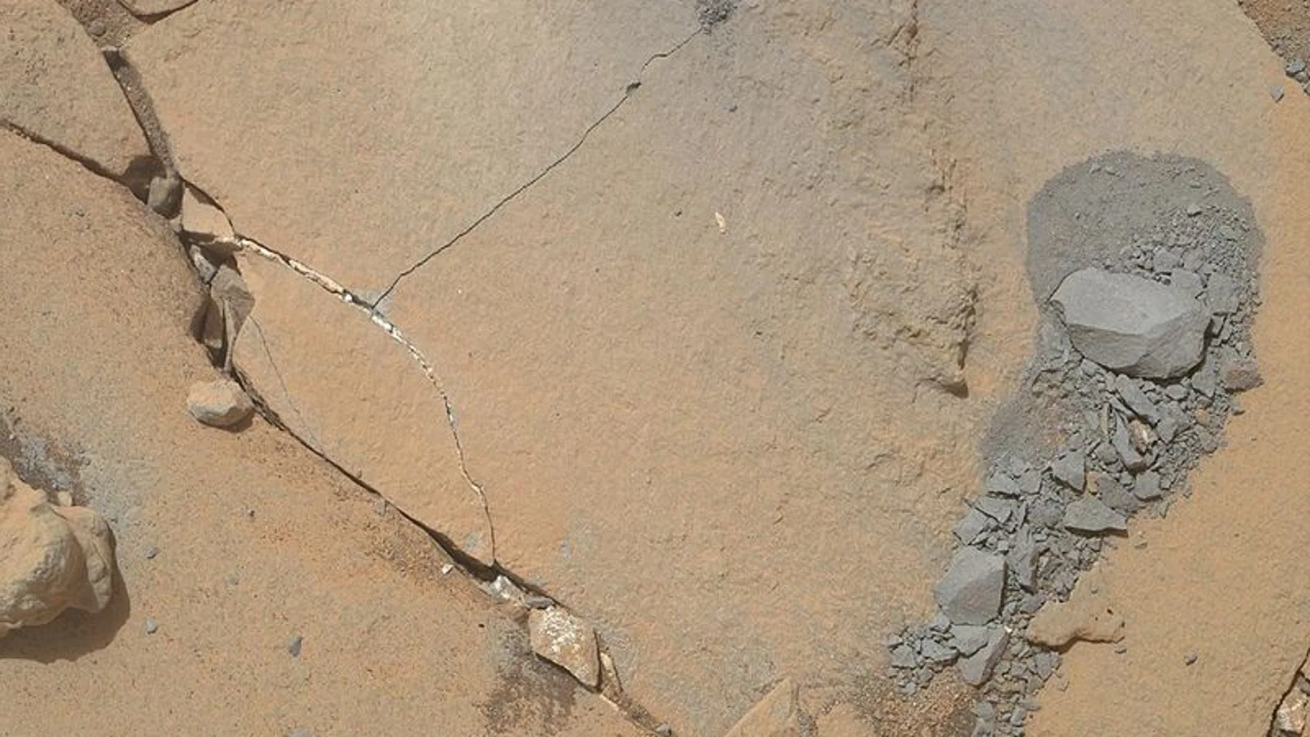 El 13 de enero Curiosity realizó una mini perforación para evaluar la idoneidad de la roca para llevar a cabo una perforación más profunda