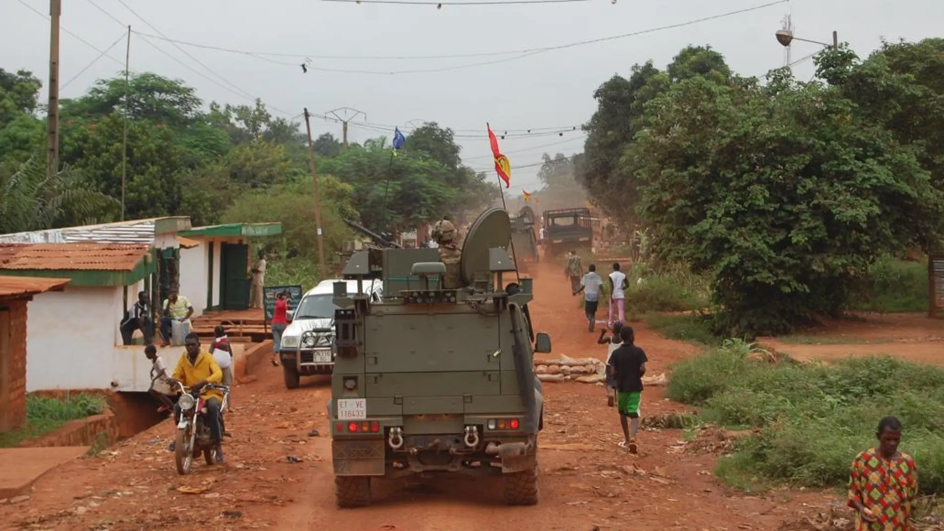 Militares españoles patrullan por una de las rutas de Bangui