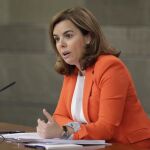 La vicepresidenta del Gobierno, Soraya Sáenz de Santamaría, durante la rueda de prensa posterior a la reunión del Consejo de Ministros, hoy en La Moncloa.
