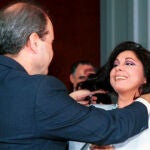 Isabel Pantoja recibe la medalla de oro de la Junta de Andalucía de manos de Manuel Chaves en 2002