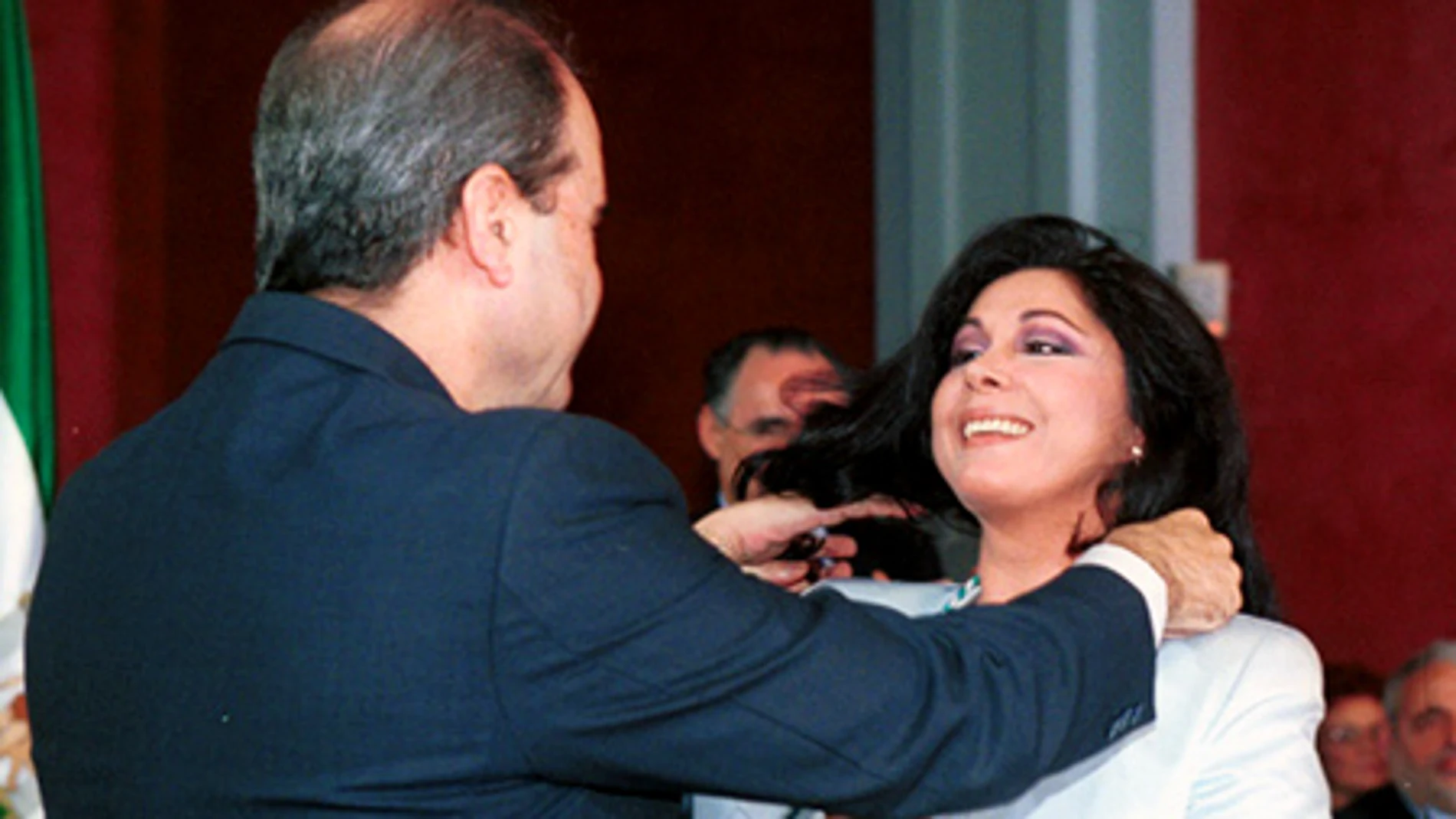 Isabel Pantoja recibe la medalla de oro de la Junta de Andalucía de manos de Manuel Chaves en 2002