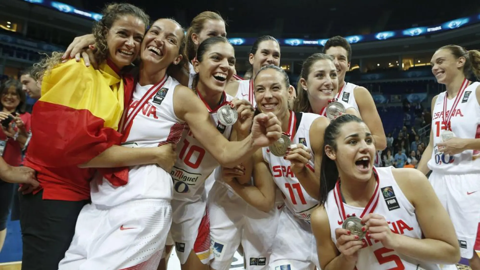 Las jugadoras españolas celebran su medalla