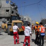 Servicios de rescate palestinos buscan víctima entre los escombros de un edificio en Gaza