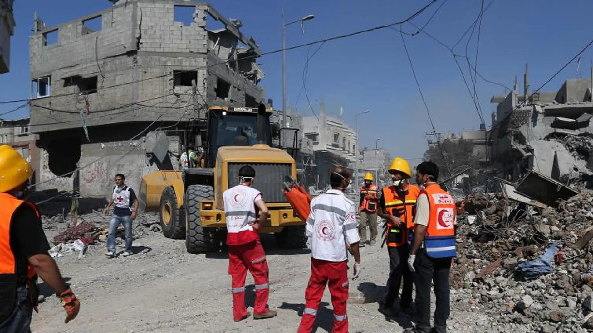 Servicios de rescate palestinos buscan víctima entre los escombros de un edificio en Gaza