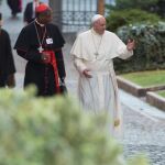 Fotografía facilitada por «L'Osservatore Romano» que muestra al Papa llegando al Sínodo el lunes
