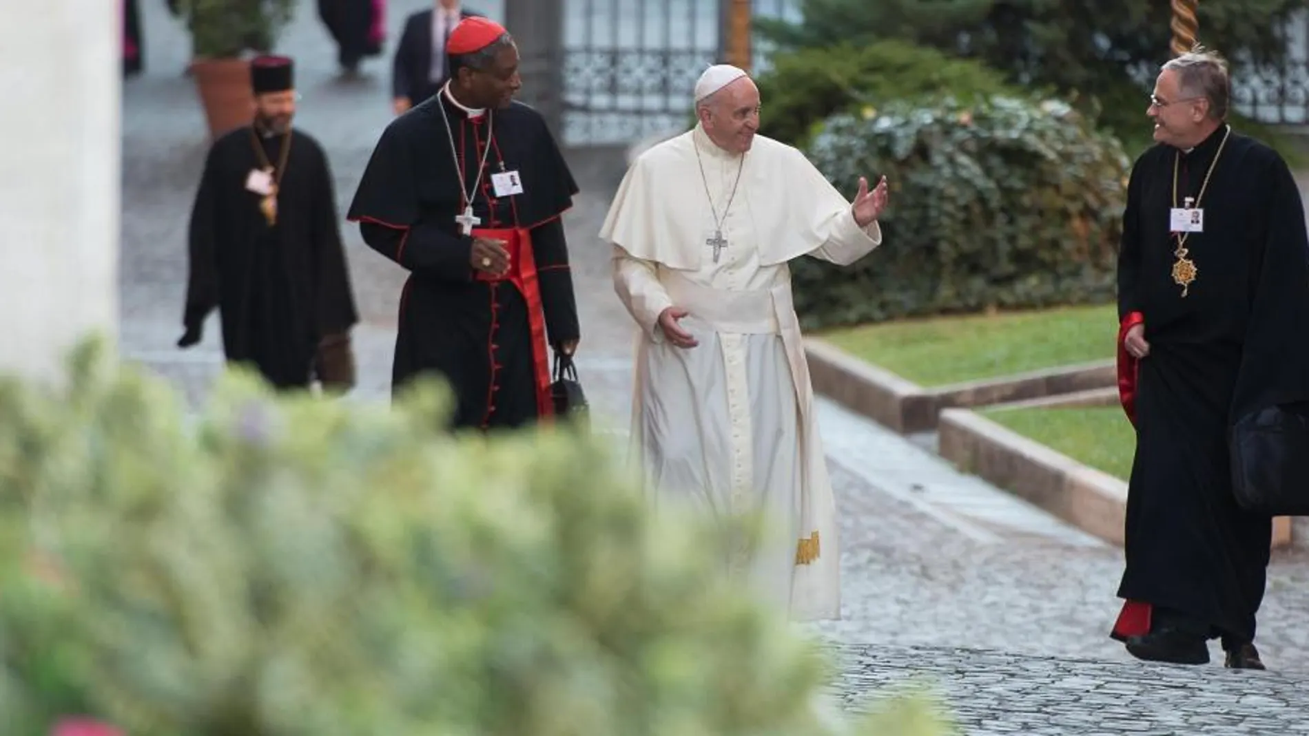 Fotografía facilitada por «L'Osservatore Romano» que muestra al Papa llegando al Sínodo el lunes