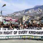 Cachemiros de Pakistán muestran una pancarta durante una protesta contra India en Muzaffarabad, capital de la porción de Cachemira bajo control paquistaní, ayer 5 de enero.