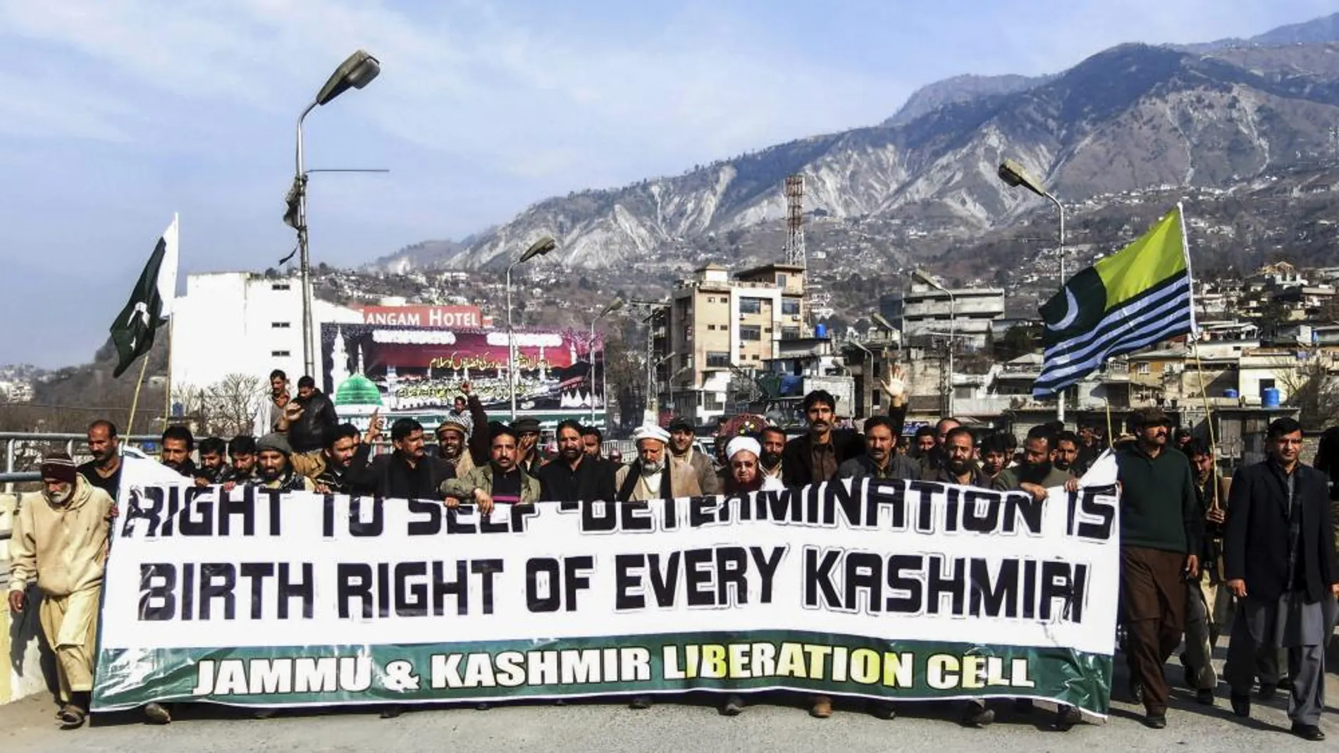 Cachemiros de Pakistán muestran una pancarta durante una protesta contra India en Muzaffarabad, capital de la porción de Cachemira bajo control paquistaní, ayer 5 de enero.