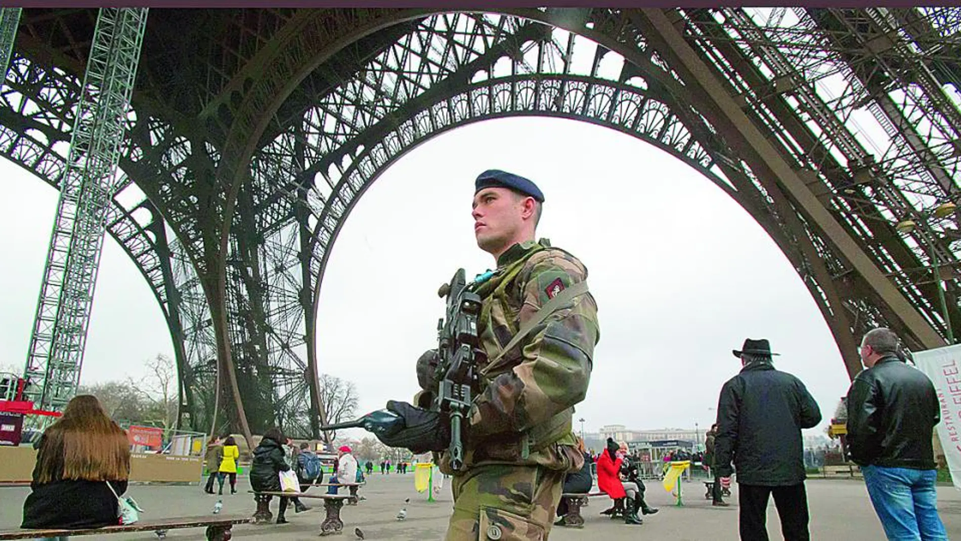 MÁXIMA ALERTA. Un soldado francés patrulla alrededor de la Torre Eiffel, uno de los símbolos de París