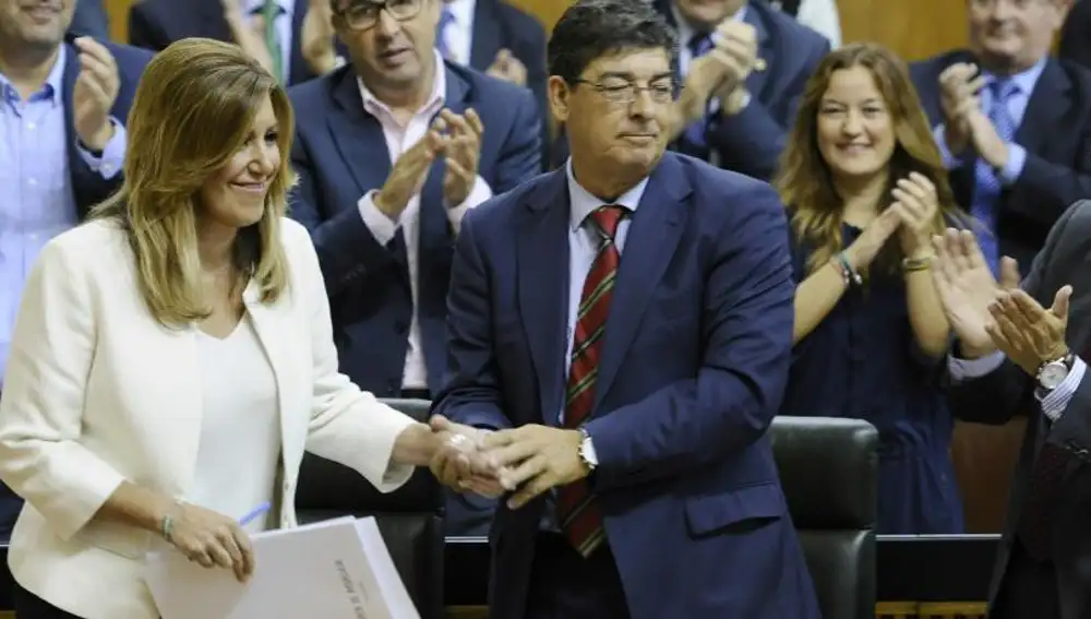Susana Díaz estrecha la mano del entonces vicepresidente del ejecutivo andaluz Diego Valderas