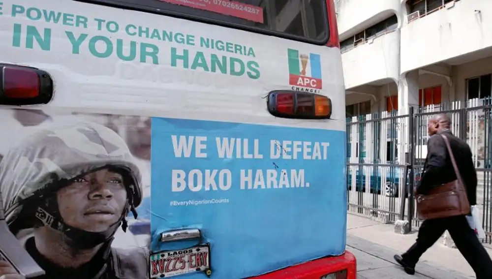 Cartel electoral en un autobús en Lagos, Nigeria, donde se promete que se derrotará a Boko Haram