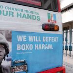 Cartel electoral en un autobús en Lagos, Nigeria, donde se promete que se derrotará a Boko Haram