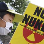 Imagen de un manifestante en una concentración contra la central nuclear