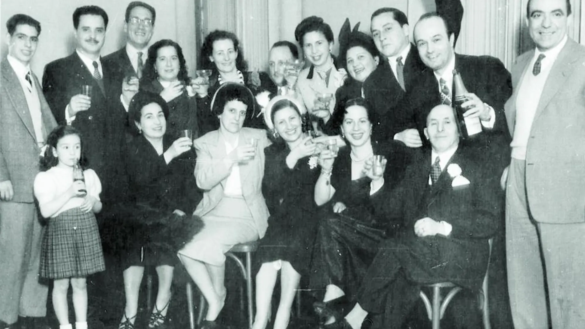 Uno de los documentos más importantes localizados por el abogado Beltrán Gambier fue esta fotografía conservada en el álbum familiar de la familia Perea. En ella se recoge la celebración por la boda de Aurora Perea y Pedro Carnicero, sucedida en Buenos Aires en 1952. Josep Pla no estuvo presente.
