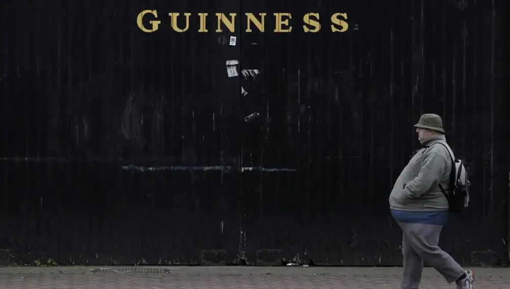 Un hombre pasa por delante de una de las fábrias de Guinness en Dublín