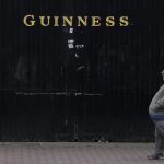 Un hombre pasa por delante de una de las fábrias de Guinness en Dublín