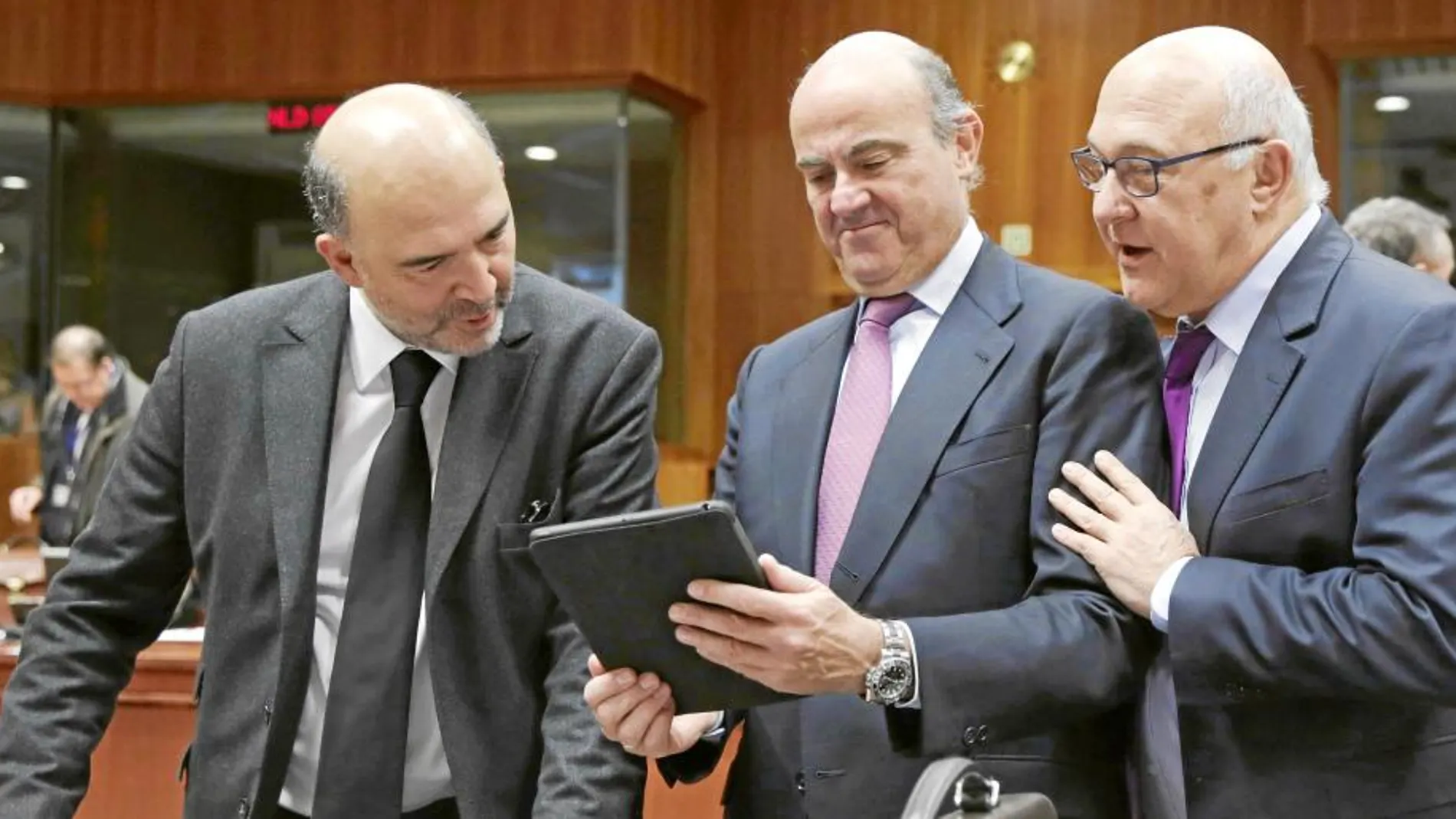 Luis de Guindos entre Moscovici y Sapin