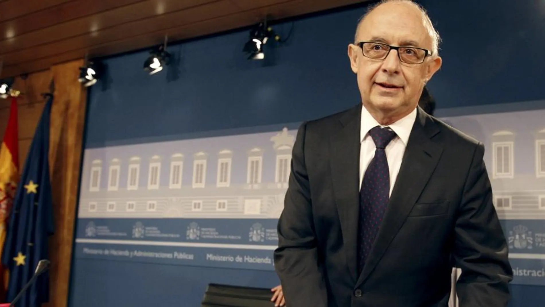 El ministro de Hacienda, Cristóbal Montoro, a su llegada a la rueda de prensa que ha ofrecido hoy en la sede del Ministerio para informar sobre el cierre de los ingresos totales no financieros de 201