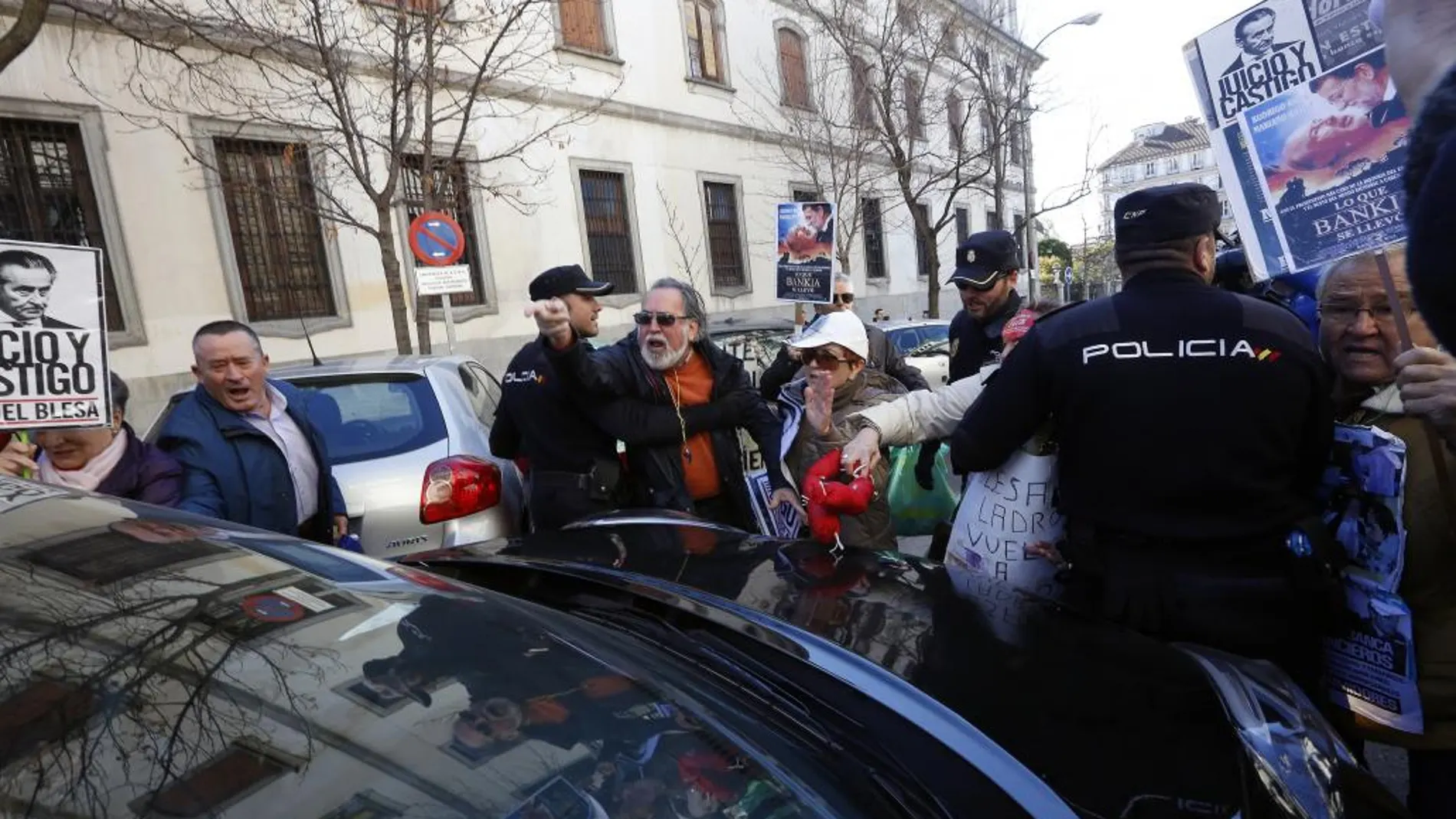 La Policía no ha podido evitar que los afectados por las preferentes increparan a Blesa