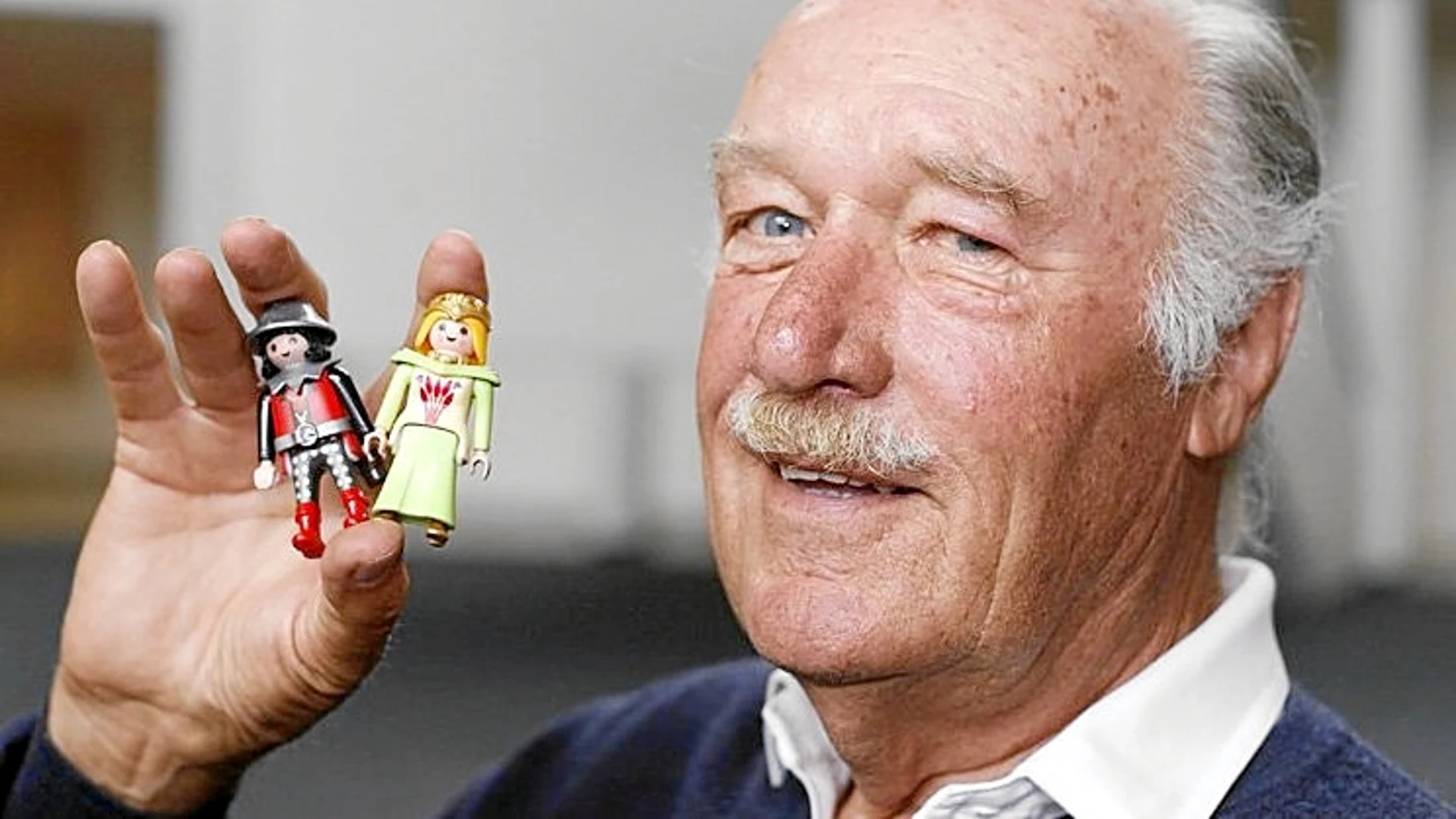 Brandstätter, con dos de sus muñecos