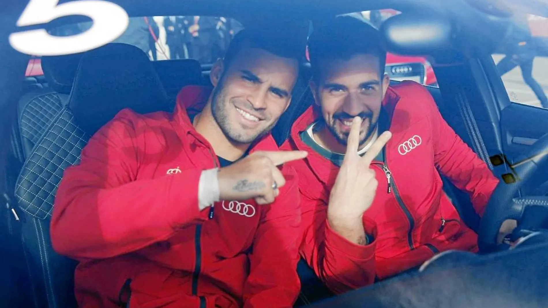 Jesé, en la imagen junto al portero Pacheco, recibió ayer, como el resto de los futbolistas del Madrid, un coche de Audi.