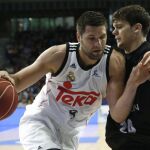 El jugador del Real Madrid Felipe Reyes y Dejan Todorovic, del Dominion Bilbao Basket