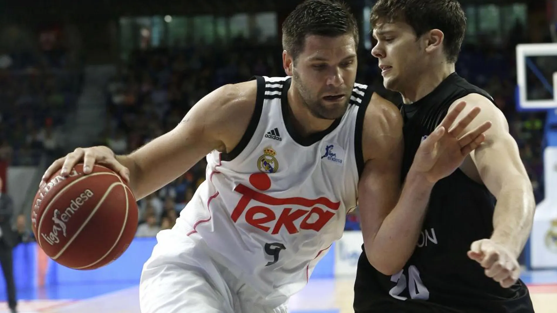 El jugador del Real Madrid Felipe Reyes y Dejan Todorovic, del Dominion Bilbao Basket