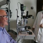 Recupera la visión después de 30 años gracias a un «ojo biónico»