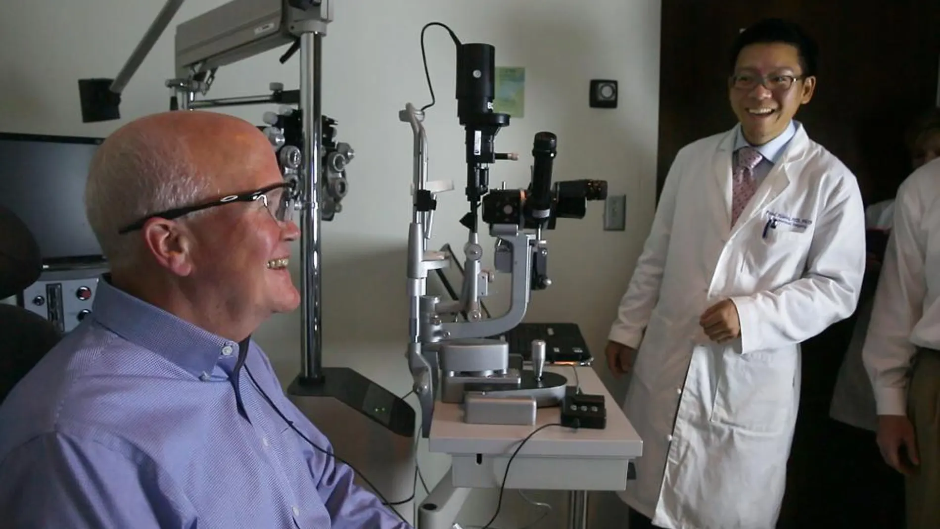 Recupera la visión después de 30 años gracias a un «ojo biónico»