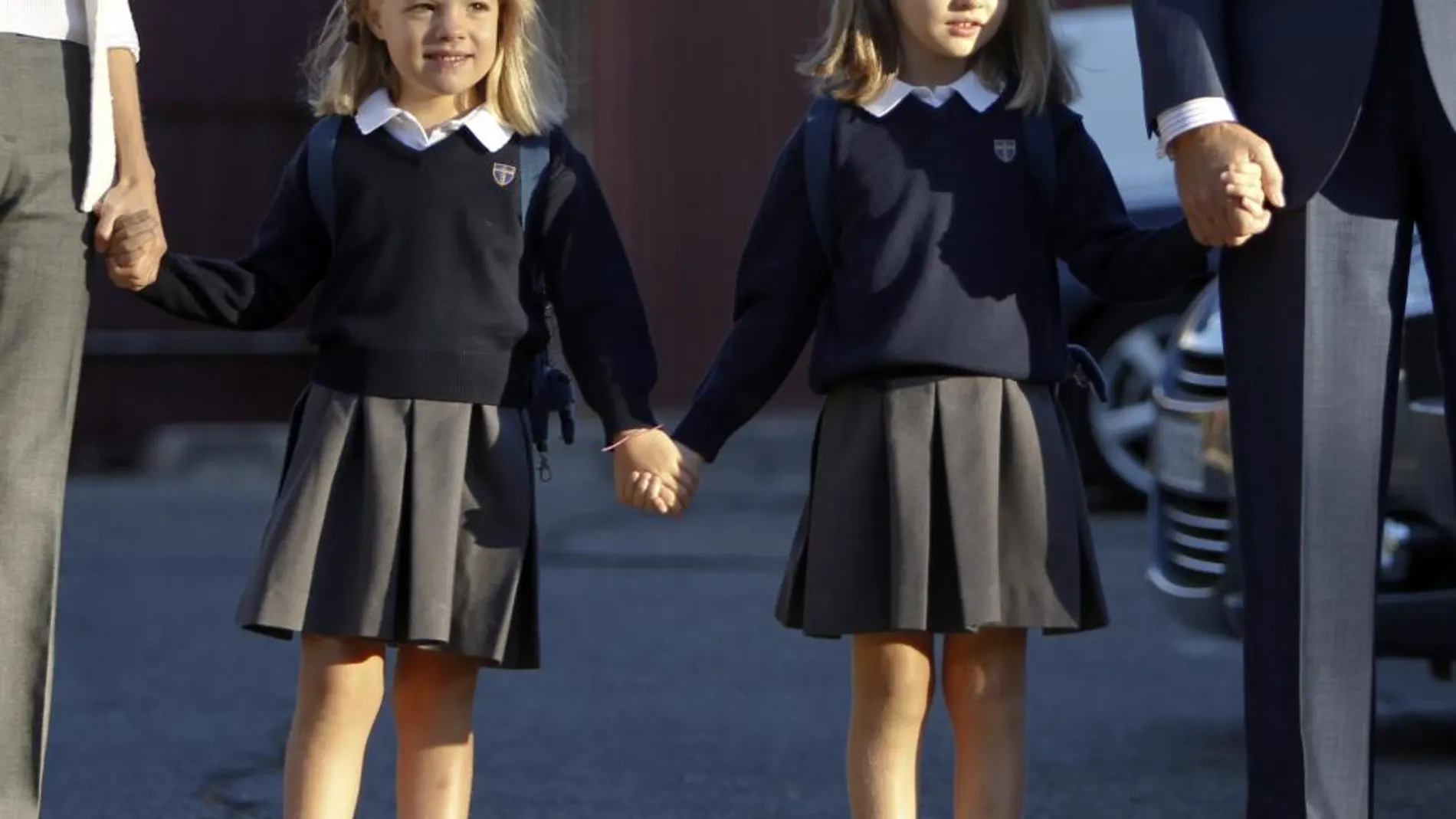 La Princesa de Asturias y su hermana, con el uniforme escolar